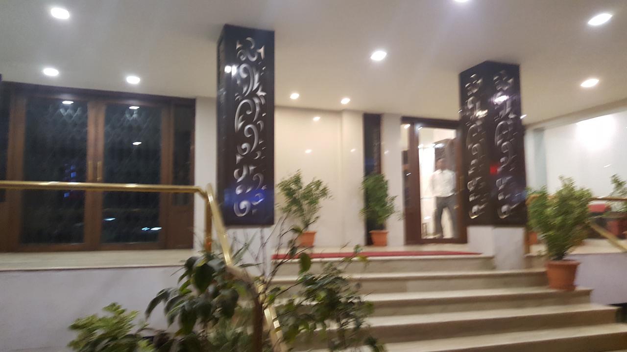 P M Regency Hotel Vadodara Exteriör bild