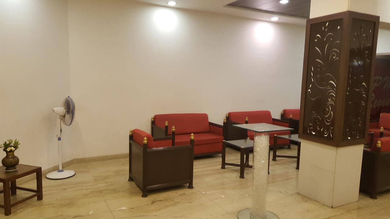 P M Regency Hotel Vadodara Exteriör bild