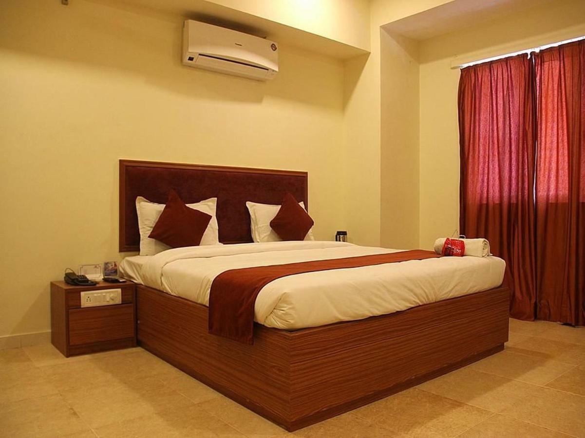 P M Regency Hotel Vadodara Exteriör bild