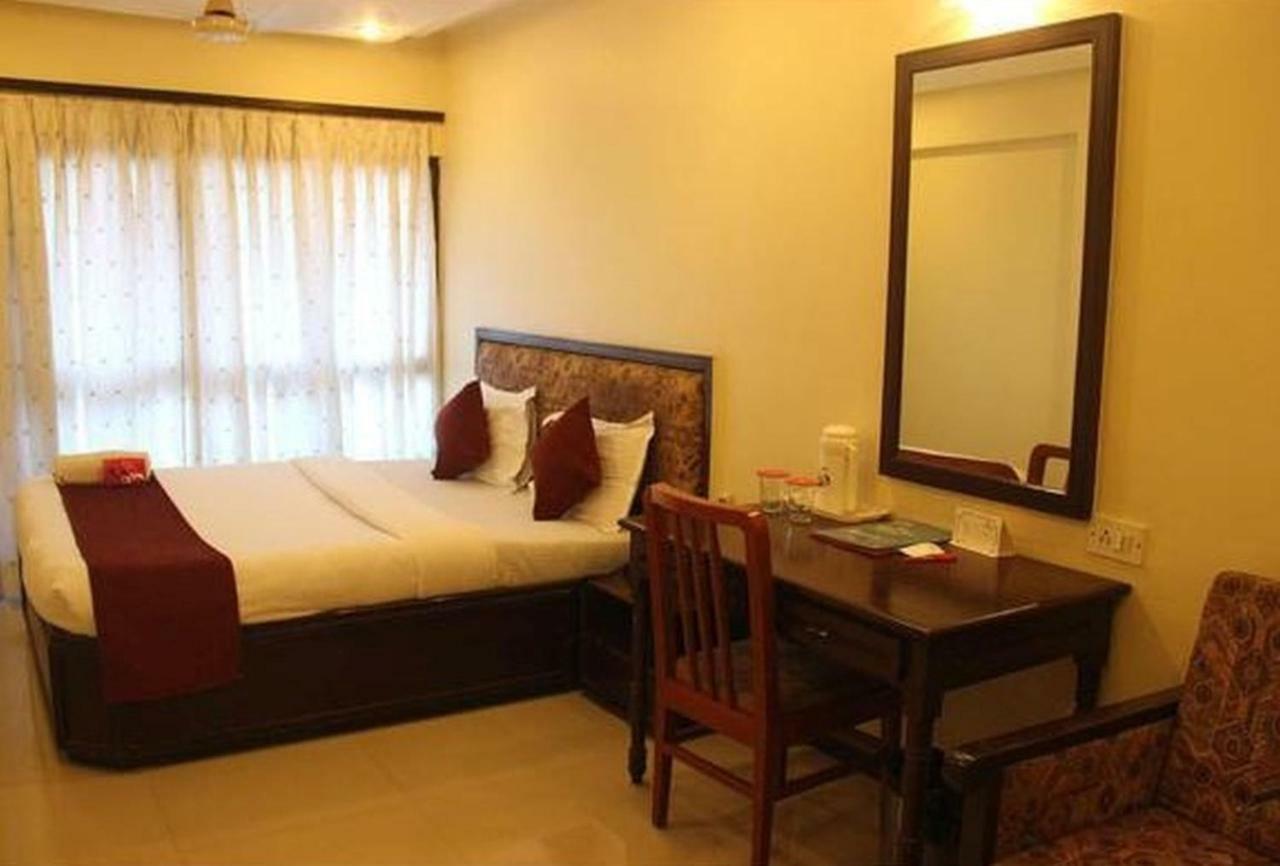 P M Regency Hotel Vadodara Exteriör bild
