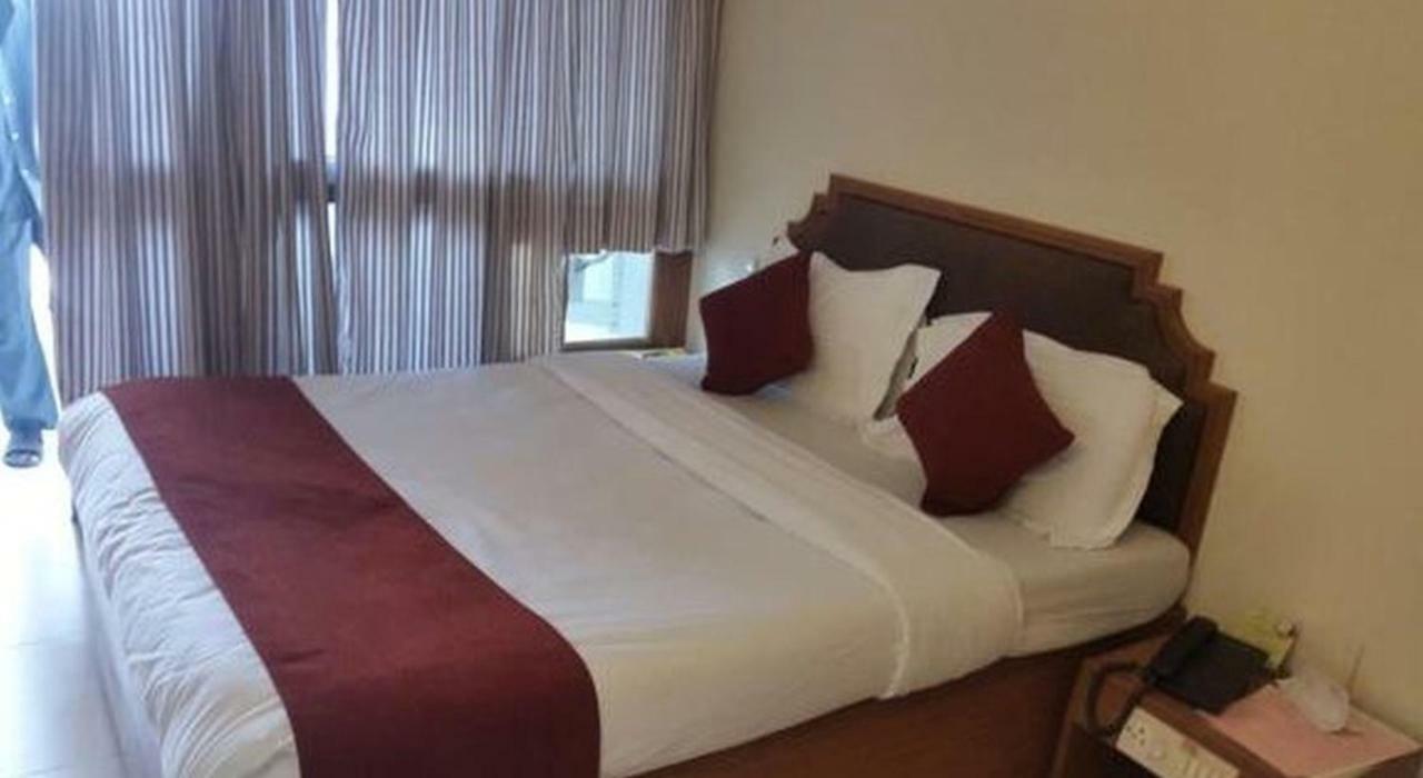 P M Regency Hotel Vadodara Exteriör bild