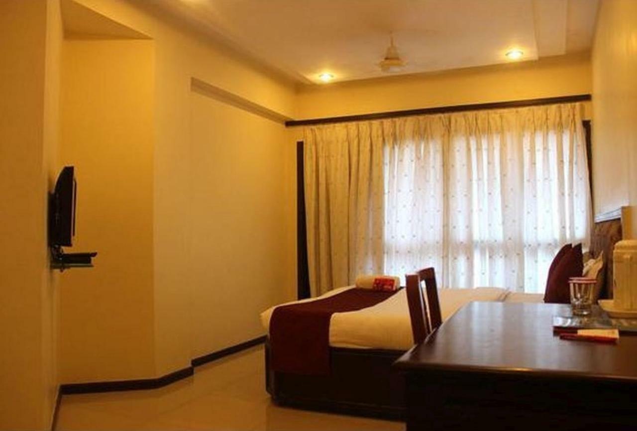 P M Regency Hotel Vadodara Exteriör bild
