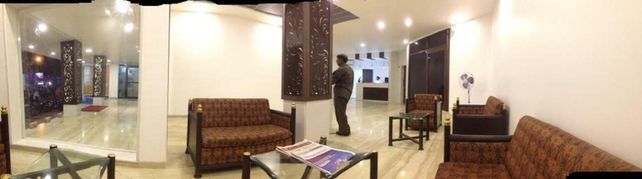 P M Regency Hotel Vadodara Exteriör bild