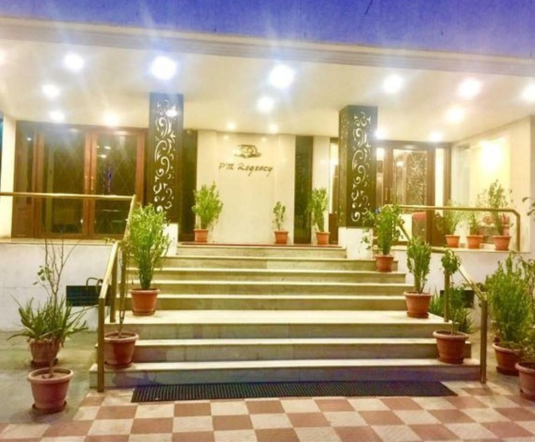 P M Regency Hotel Vadodara Exteriör bild