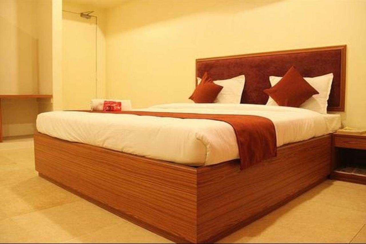 P M Regency Hotel Vadodara Exteriör bild