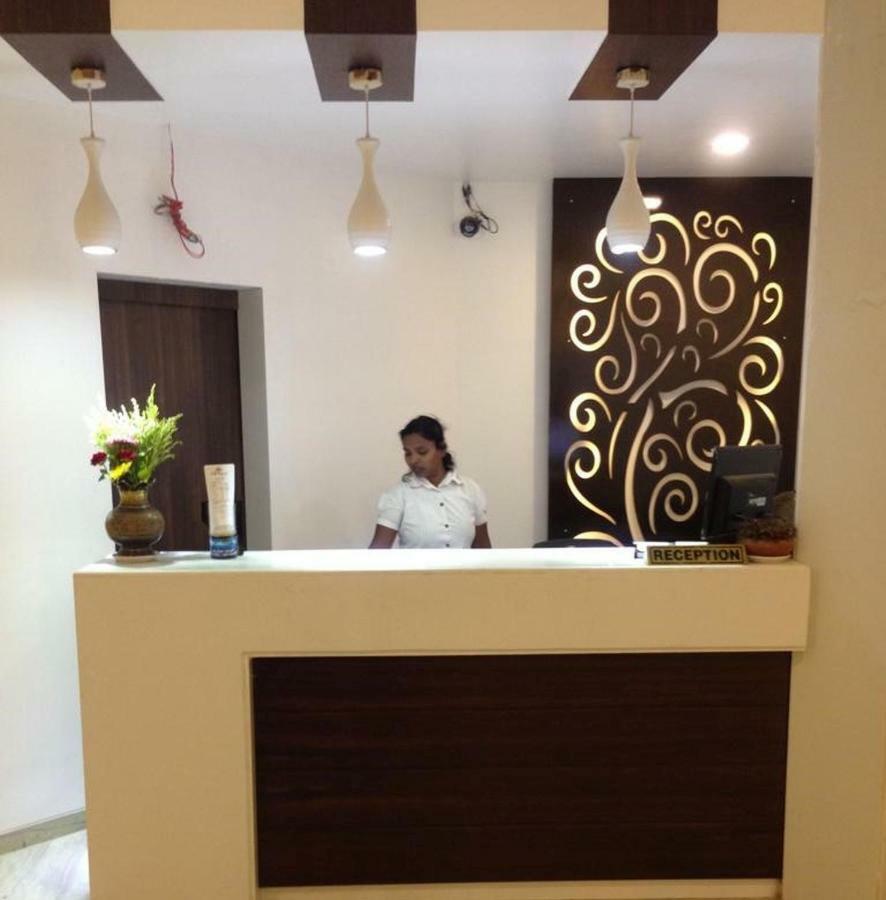P M Regency Hotel Vadodara Exteriör bild