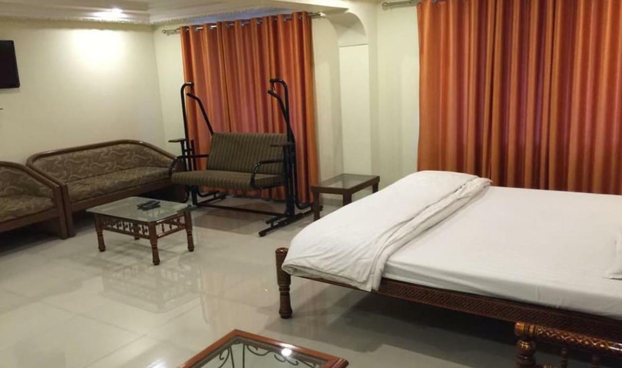 P M Regency Hotel Vadodara Exteriör bild